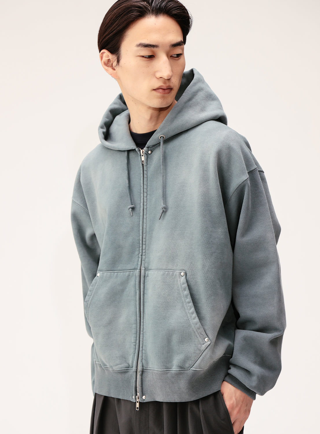 BEAMS_FadedRivet_Full-ZipWide_ShortFitHoodie_fade_grey